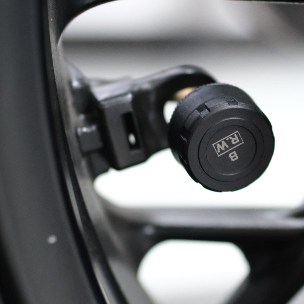 KNMASTER MOTOPLAY 1500 – 6.25” TPMS Sensörlü Kablosuz CarPlay & Android Auto Destekli Motosiklet Multimedya Ekranı